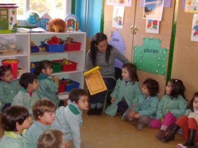 Aroa orgullosa da súa mamá.
