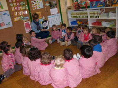 Vanesa lendo na aula de tres anos.

