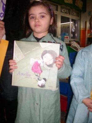 Erica mostrando a portada do libro
