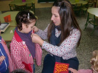 Sesión de marzo na aula de 3 anos. Sonia condecora a cada neno e nena cunha volvoreta,
