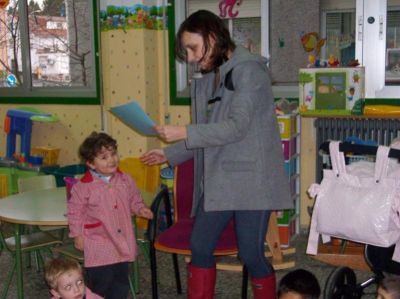 Sesión de abril na aula de 3 anos. Iago e mamá. 
