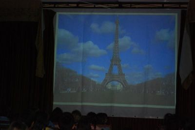 ROKI NA TORRE EIFFEL
Roki chega a Francia  e visita a torre Eiffel ,un dos monumentos máis altos do mundo construído en ferro. Dende alí enriba vense as vistas máis fermosas da cidade pero da un pouco de vértigooooooo!
