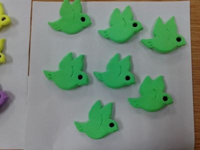 Broches de pombas feitos polos nen@s
