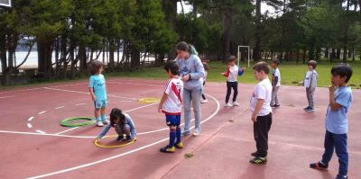 Xogando un relevo de aros
