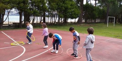 Xogando un relevo de aros
