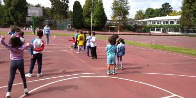 Xogando un relevo de aros
