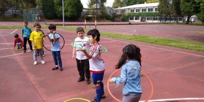 Xogando un relevo de aros
