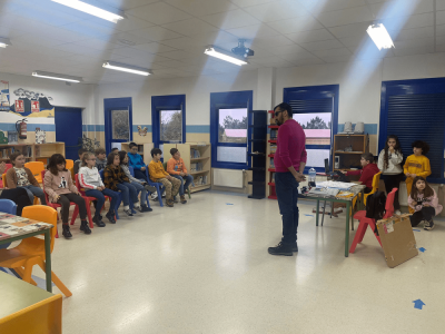 Coñecendo a diversidade funcional
Estes días coñecemos a diversidade funcional grazas á visita de George. Contounos como é o seu día a día: barreiras coas que se atopa, como realiza as tarefas da vida cotiá, os seus medios de comunicación... ata fixemos unha dramatización!
Palabras chave: diversidade funcional charlas