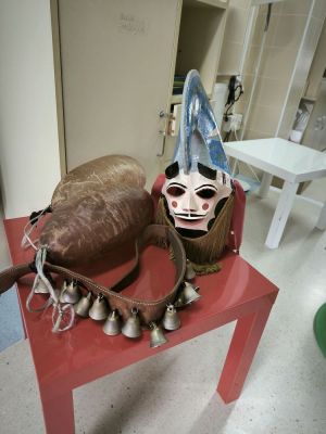 As figuras do Entroido
Na biblioteca do centro tivo lugar unha charla/exposición onde falamos sobre as figuras do entroido galego e viron dous traxes orixinais do noso Entroido: O cigarrón de Verín e a Pantalla de Xinzo de Limia. 
Palabras chave: Entroido, 2024