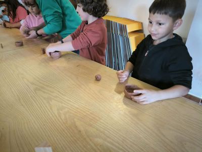 Excursión a Lalín Educación Primaria 
Excursión a Lalín: alumnado de Educación Primaria visitou a Casa do Patrón, en Lalín, un ecomuseo etnográfico que conta con máis de 4500 pezas que narran a historia, tradición e cultura de Galicia.

Tamén fixemos diferentes obradoiros: cerámica, cestería... Pasámolo xenial!

