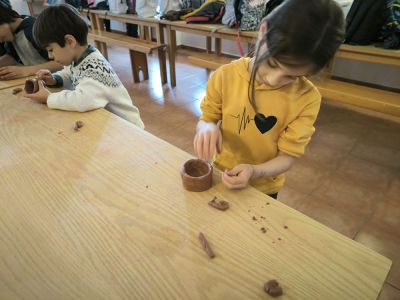 Excursión a Lalín Educación Primaria 
Excursión a Lalín: alumnado de Educación Primaria visitou a Casa do Patrón, en Lalín, un ecomuseo etnográfico que conta con máis de 4500 pezas que narran a historia, tradición e cultura de Galicia.

Tamén fixemos diferentes obradoiros: cerámica, cestería... Pasámolo xenial!
Palabras chave: Excursión a Lalín Educación Primaria