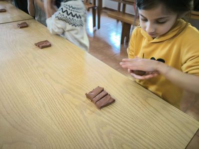 Excursión a Lalín Educación Primaria 
Excursión a Lalín: alumnado de Educación Primaria visitou a Casa do Patrón, en Lalín, un ecomuseo etnográfico que conta con máis de 4500 pezas que narran a historia, tradición e cultura de Galicia.

Tamén fixemos diferentes obradoiros: cerámica, cestería... Pasámolo xenial!
Palabras chave: Excursión a Lalín Educación Primaria