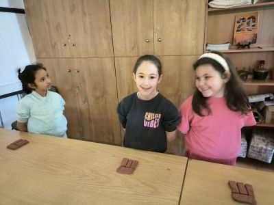 Excursión a Lalín Educación Primaria 
Excursión a Lalín: alumnado de Educación Primaria visitou a Casa do Patrón, en Lalín, un ecomuseo etnográfico que conta con máis de 4500 pezas que narran a historia, tradición e cultura de Galicia.

Tamén fixemos diferentes obradoiros: cerámica, cestería... Pasámolo xenial!
Palabras chave: Excursión Lalín