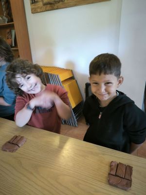 Excursión a Lalín Educación Primaria 
Excursión a Lalín: alumnado de Educación Primaria visitou a Casa do Patrón, en Lalín, un ecomuseo etnográfico que conta con máis de 4500 pezas que narran a historia, tradición e cultura de Galicia.

Tamén fixemos diferentes obradoiros: cerámica, cestería... Pasámolo xenial!
Palabras chave: Excursión Lalín