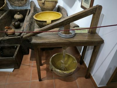 Excursión a Lalín Educación Primaria 
Excursión a Lalín: alumnado de Educación Primaria visitou a Casa do Patrón, en Lalín, un ecomuseo etnográfico que conta con máis de 4500 pezas que narran a historia, tradición e cultura de Galicia.

Tamén fixemos diferentes obradoiros: cerámica, cestería... Pasámolo xenial!
Palabras chave: Excursión Lalín