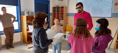 Coñecendo a diversidade funcional
Estes días coñecemos a diversidade funcional grazas á visita de George. Contounos como é o seu día a día: barreiras coas que se atopa, como realiza as tarefas da vida cotiá, os seus medios de comunicación... ata fixemos unha dramatización!
Palabras chave: diversidade funcional charlas