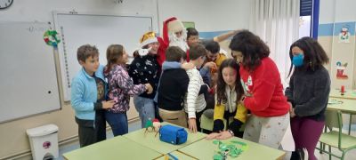 Festa de Nadal
Remate do curso antes das vacacións de Nadal cunha gran xornada festiva: xogos, panxoliñas, a visita de Papá Noel, agasallos, maxia e unha deliciosa chocolatada.
Palabras chave: Nadal