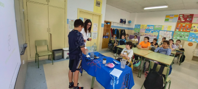 Ciclo da auga 
O 11 de abril desenvolveuse unha actividade sobre o ciclo da auga urbano. A través de diferentes experimentos, unha científica explicounos ao alumnado do 3° ciclo, como se procedía ao saneamento e reutilización das augas residuais xeradas nas nosas casas.
