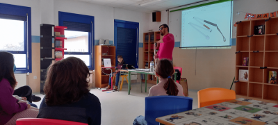 Coñecendo a diversidade funcional
Estes días coñecemos a diversidade funcional grazas á visita de George. Contounos como é o seu día a día: barreiras coas que se atopa, como realiza as tarefas da vida cotiá, os seus medios de comunicación... ata fixemos unha dramatización!
Palabras chave: diversidade funcional charlas