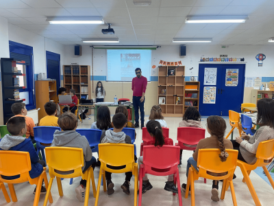 Coñecendo a diversidade funcional
Estes días coñecemos a diversidade funcional grazas á visita de George. Contounos como é o seu día a día: barreiras coas que se atopa, como realiza as tarefas da vida cotiá, os seus medios de comunicación... ata fixemos unha dramatización!
Palabras chave: diversidade funcional charlas