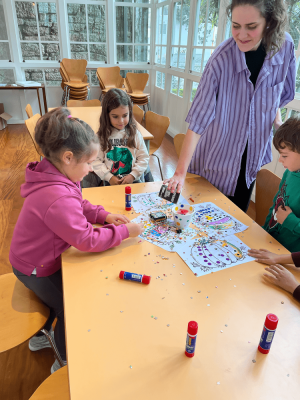 Visita al Café Moderno
Mércores 9 de novembro: visita ao Café Moderno por parte do alumnado de educación infantil.
Realizamos unha actividade de robótica e mostráronnos unha morea de cadros.
Palabras chave: Café Moderno excursión