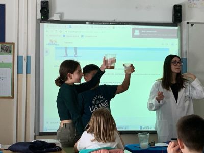 CICLO DA AUGA 5º (1)
O 11 de abril desenvolveuse unha actividade sobre o ciclo da auga urbano. A través de diferentes experimentos, unha científica explicounos ao alumnado do 3° ciclo, como se procedía ao saneamento e reutilización das augas residuais xeradas nas nosas casas.
