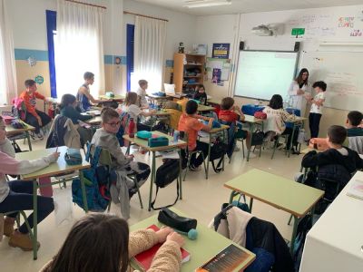 CICLO DA AUGA 5º (2)
O 11 de abril desenvolveuse unha actividade sobre o ciclo da auga urbano. A través de diferentes experimentos, unha científica explicounos ao alumnado do 3° ciclo, como se procedía ao saneamento e reutilización das augas residuais xeradas nas nosas casas.
