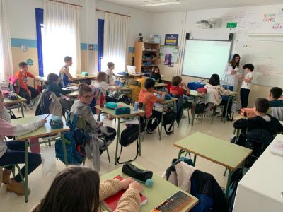 CICLO DA AUGA 5º (3)
O 11 de abril desenvolveuse unha actividade sobre o ciclo da auga urbano. A través de diferentes experimentos, unha científica explicounos ao alumnado do 3° ciclo, como se procedía ao saneamento e reutilización das augas residuais xeradas nas nosas casas.
