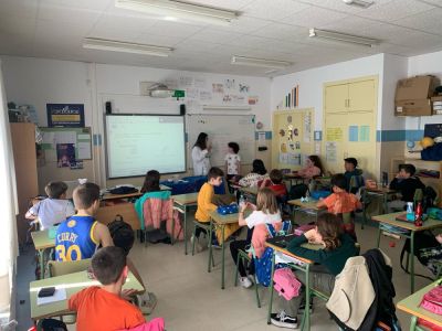 CICLO DA AUGA 5º (5)
O 11 de abril desenvolveuse unha actividade sobre o ciclo da auga urbano. A través de diferentes experimentos, unha científica explicounos ao alumnado do 3° ciclo, como se procedía ao saneamento e reutilización das augas residuais xeradas nas nosas casas.
