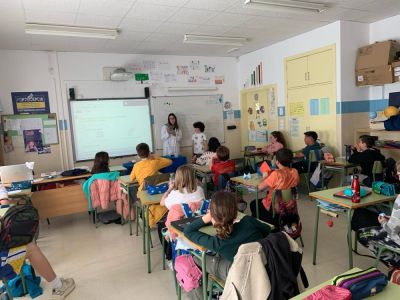 CICLO DA AUGA 5º (7)
O 11 de abril desenvolveuse unha actividade sobre o ciclo da auga urbano. A través de diferentes experimentos, unha científica explicounos ao alumnado do 3° ciclo, como se procedía ao saneamento e reutilización das augas residuais xeradas nas nosas casas.
