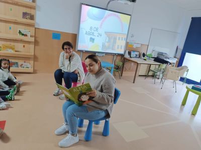 DIA DO POBO XITANO EN INFANTIL
Co gallo da semana do pobo xitano, este martes 2 de abril, veunos facer unha visita Séfora: nai de dous alumnos do centro. Séfora contounos o libro:"Alma" da escritora Sandra Carmona e da editorial ALTRAMUZ.  Ao rematar fixemos unhas pulseiras co motivo da bandeira xitana.
