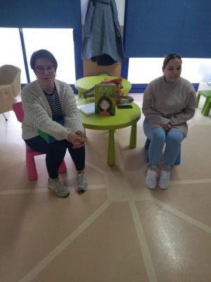 DIA DO POBO XITANO EN INFANTIL
Co gallo da semana do pobo xitano, este martes 2 de abril, veunos facer unha visita Séfora: nai de dous alumnos do centro. Séfora contounos o libro:"Alma" da escritora Sandra Carmona e da editorial ALTRAMUZ.  Ao rematar fixemos unhas pulseiras co motivo da bandeira xitana.
