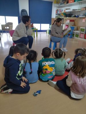 DIA DO POBO XITANO EN INFANTIL
Co gallo da semana do pobo xitano, este martes 2 de abril, veunos facer unha visita Séfora: nai de dous alumnos do centro. Séfora contounos o libro:"Alma" da escritora Sandra Carmona e da editorial ALTRAMUZ.  Ao rematar fixemos unhas pulseiras co motivo da bandeira xitana.
