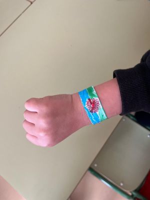 DIA DO POBO XITANO EN INFANTIL
Co gallo da semana do pobo xitano, este martes 2 de abril, veunos facer unha visita Séfora: nai de dous alumnos do centro. Séfora contounos o libro:"Alma" da escritora Sandra Carmona e da editorial ALTRAMUZ.  Ao rematar fixemos unhas pulseiras co motivo da bandeira xitana.
