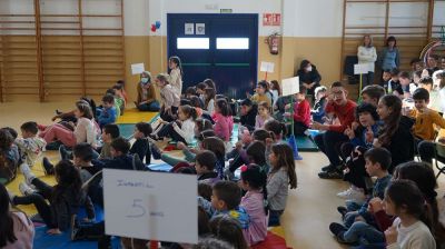 Día de Rosalía de Castro
O día 23 de febreiro festexamos o día de Rosalía de Castro no cole. A través dunha conntacontos do grupo Trémola, coñecemos as principais obras de Rosalía, así como a súa vida. Unha proposta dinámica que nos fixo rir e movernos ao mesmo tempo que aprendemos!
Palabras chave: Día Rosalía contacontos