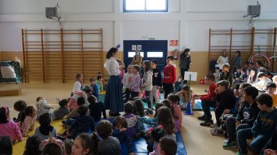 Día de Rosalía de Castro
O día 23 de febreiro festexamos o día de Rosalía de Castro no cole. A través dunha conntacontos do grupo Trémola, coñecemos as principais obras de Rosalía, así como a súa vida. Unha proposta dinámica que nos fixo rir e movernos ao mesmo tempo que aprendemos!
Palabras chave: Día Rosalía contacontos