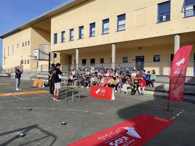 Visita de la Fundación Pho3nix de Javi Gómez Noya
El jueves 18 de mayo, el alumnado de primaria del CEIPP San Benito 
de Lérez disfrutó de una jornada inspiradora y enriquecedora en la que aprendieron sobre la importancia que tiene el ejercicio y la actividad física en la vida de cada estudiante.
El taller deportivo y educativo estuvo dirigido por la Fundación Phoenix.
Palabras chave: Fundación Phoenix Javi Gómez Noya