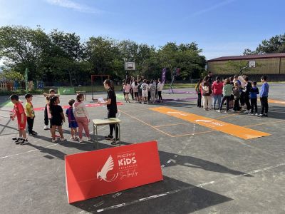 Visita de la Fundación Pho3nix de Javi Gómez Noya
El jueves 18 de mayo, el alumnado de primaria del CEIPP San Benito 
de Lérez disfrutó de una jornada inspiradora y enriquecedora en la que aprendieron sobre la importancia que tiene el ejercicio y la actividad física en la vida de cada estudiante.
El taller deportivo y educativo estuvo dirigido por la Fundación Phoenix. 
Palabras chave: Fundación Phoenix Javi Gómez Noya