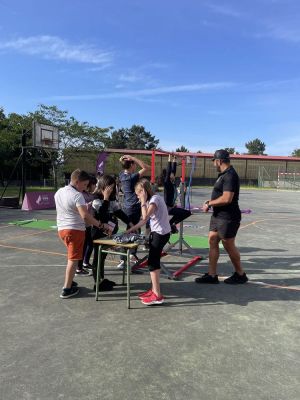 Visita de la Fundación Pho3nix de Javi Gómez Noya
El jueves 18 de mayo, el alumnado de primaria del CEIPP San Benito 
de Lérez disfrutó de una jornada inspiradora y enriquecedora en la que aprendieron sobre la importancia que tiene el ejercicio y la actividad física en la vida de cada estudiante.
El taller deportivo y educativo estuvo dirigido por la Fundación Phoenix. 
Palabras chave: Fundación Phoenix Javi Gómez Noya