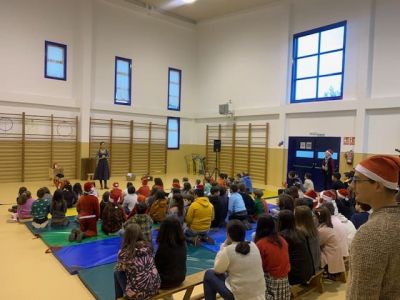 Festa de Nadal
Remate do curso antes das vacacións de Nadal cunha gran xornada festiva: xogos, panxoliñas, a visita de Papá Noel, agasallos, maxia e unha deliciosa chocolatada.  
Palabras chave: Nadal