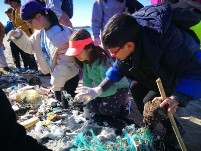 Recolecta de residuos en A Lanzada
O xoves 2 de marzo todo o alumnado de educación primaria foi facer unha recolecta, selección e análise de residuos á praia da Lanzada coa empresa Retoque Retro. Atopamos residuos de todo tipo, bastonciños dos oídos, aparellos de pesca, moitos elementos de plásticos de mexilloeiras e residuos de caza de Canadá e Estados Unidos.
O máis curioso foi un elemento que foi seguido por asociacións e particulares.  https://www.instagram.com/p/Co-mEeqMd4F/?igshid=MDJmNzVkMjY%3D
Foi moi interesante e pasámolo moi ben!
Palabras chave: Recolecta Residuos Lanzada