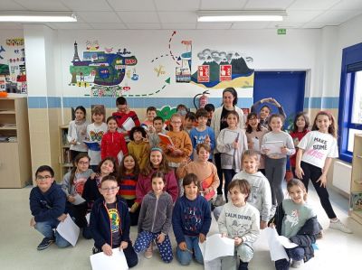 Visita de Irene Trabazo Bragado
Con motivo do día da muller estivemos investigando sobre mulleres deportistas e algunhas delas achegáronse ao cole para poder coñecelas un pouco mellor. 

A primeira delas foi Irene Trabazo Bragado, ciclista na modalidade de ciclocross que conta cun gran palmarés a nivel nacional e internacional. 
Palabras chave: Irene Trabazo Día Muller