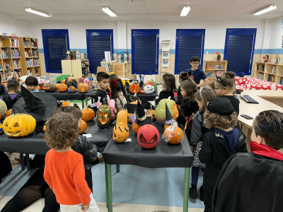 Venres 28 de outubro de 2022.
Este día celebramos o Samaín no centro a través de diferentes actividades: unha obra con títeres titulada "Cromina e os monstros", merendas terroríficas, bailes, exposición de calacús... que medo!
Palabras chave: Samhain 2022