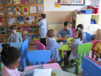 NA BIBLIOTECA INFANTIL
