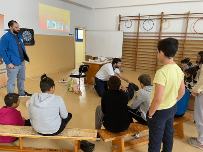 Venres 4 de novembro de 2022.
A Asociación Galega de Técnicos en Emerxencias Sanitarias fixo un taller de reanimación cardiopulmonar co alumnado de 6º curso de EP.
Palabras chave: Taller de reanimación