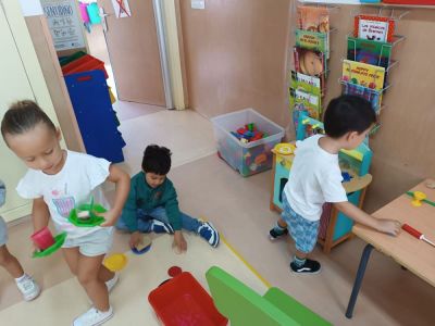 Volta ao cole: 3 anos
Esta semana comezou a moi ansiada volta ao cole, sendo a máis destacable a dos pequerrechos de tres anos, pero que xa se portan coma os maiores. 
Palabras chave: volta cole 3 anos