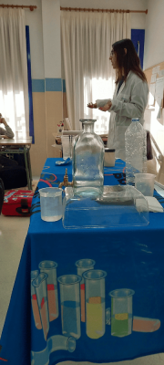 Ciclo da auga 
O 11 de abril desenvolveuse unha actividade sobre o ciclo da auga urbano. A través de diferentes experimentos, unha científica explicounos ao alumnado do 3° ciclo, como se procedía ao saneamento e reutilización das augas residuais xeradas nas nosas casas.
