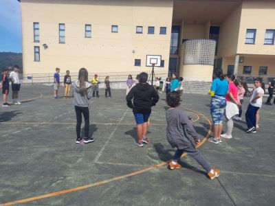 Visita do alumnado do CEP Marcos da Portela
Na convivencia do 10 de maio de 2023, foron os alumnos e alumnas de 5º curso do CEP Marcos da Portela os que se achegaron ao CEIP San Benito de Lérez. Desfrutamos dunha xornada xuntos, onde fixemos xogos para coñecernos e compartimos tempo de lecer e unha merendola. Unha experiencia inolvidable na que o pasamos pipa e se forxaron novas amizades. 

Palabras chave: Visita Marcos da Portela