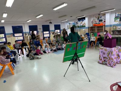 Contacontos "Rosalía ten poderes!"
No contacontos "Rosalía ten poderes!" o alumnado realizou un percorrido polos principais fitos da vida da escritora galega, así como unha análise da súa obra, dando a coñecer o seu caracter pioneiro e os seus logros a nivel social e cultural para Galicia. 
Palabras chave: Contacontos Rosalía 2024