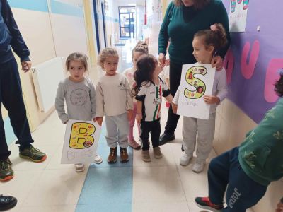 25N 2024
A clase de 5º de Educación Infantil participou  no mural titulado: PALABRAS QUE CURAN.
Os nenos/as elixiron as palabras: Bicos e Sorrisos !!!
